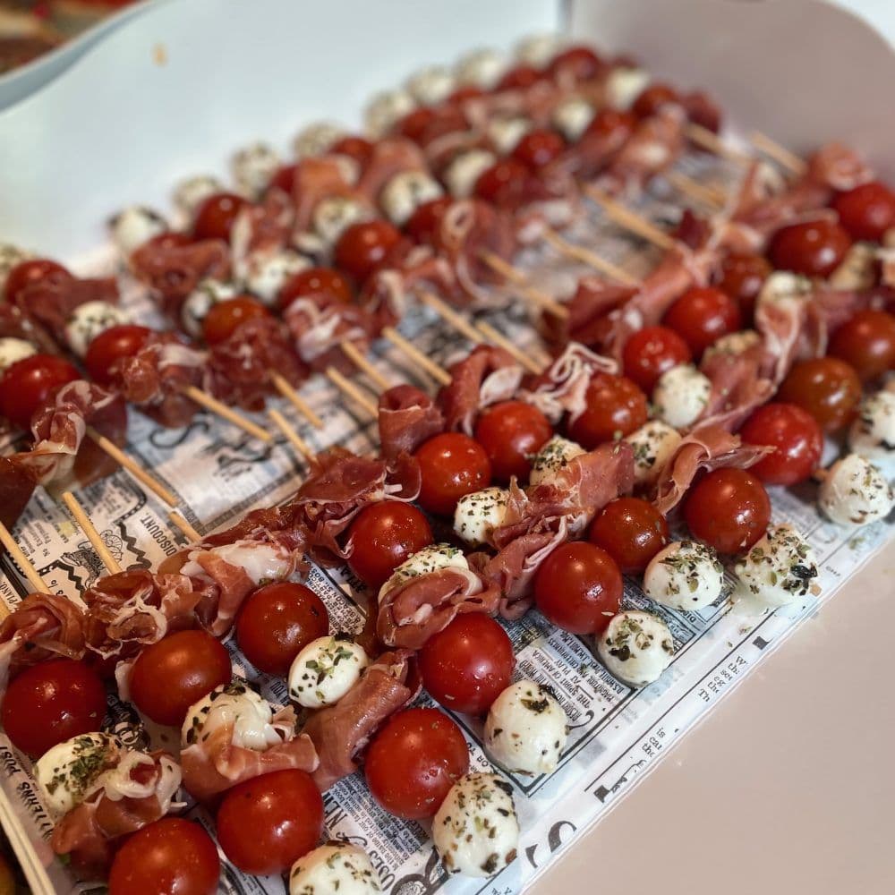 Brochetas de cherry, jamón serrano y mozzarella