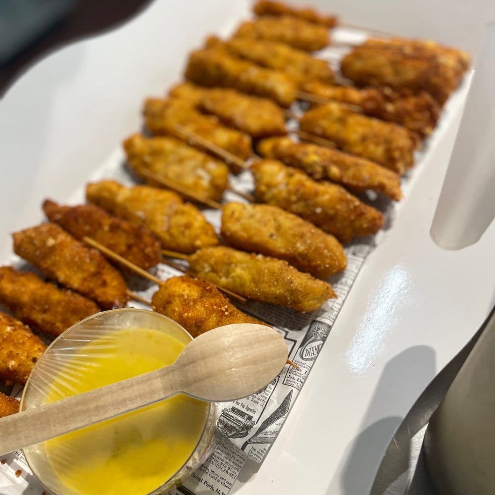 Pinchos de pollo rebozado con kikos y salsa de mostaza y miel